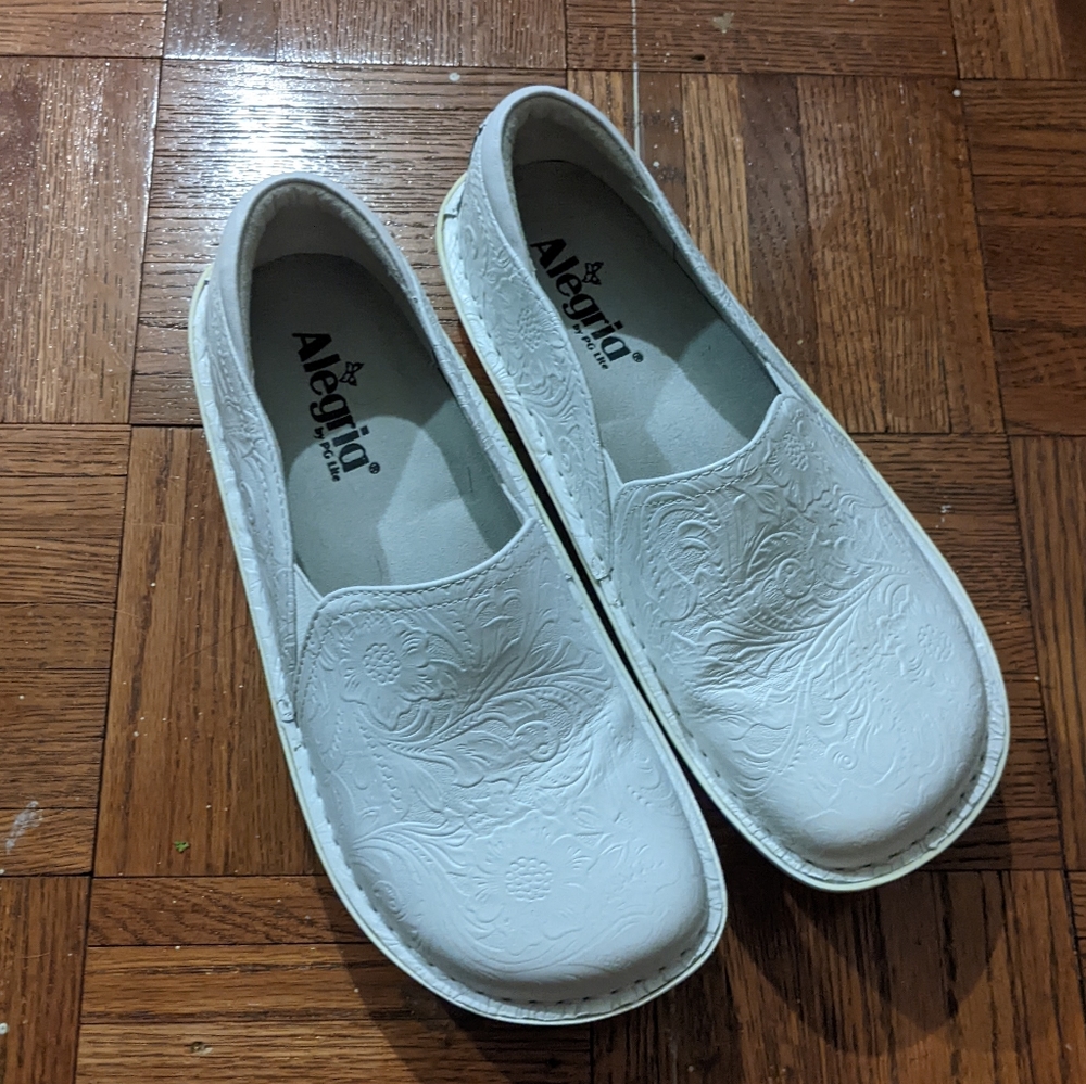 Like New Debra Alegria Shoe size 38
